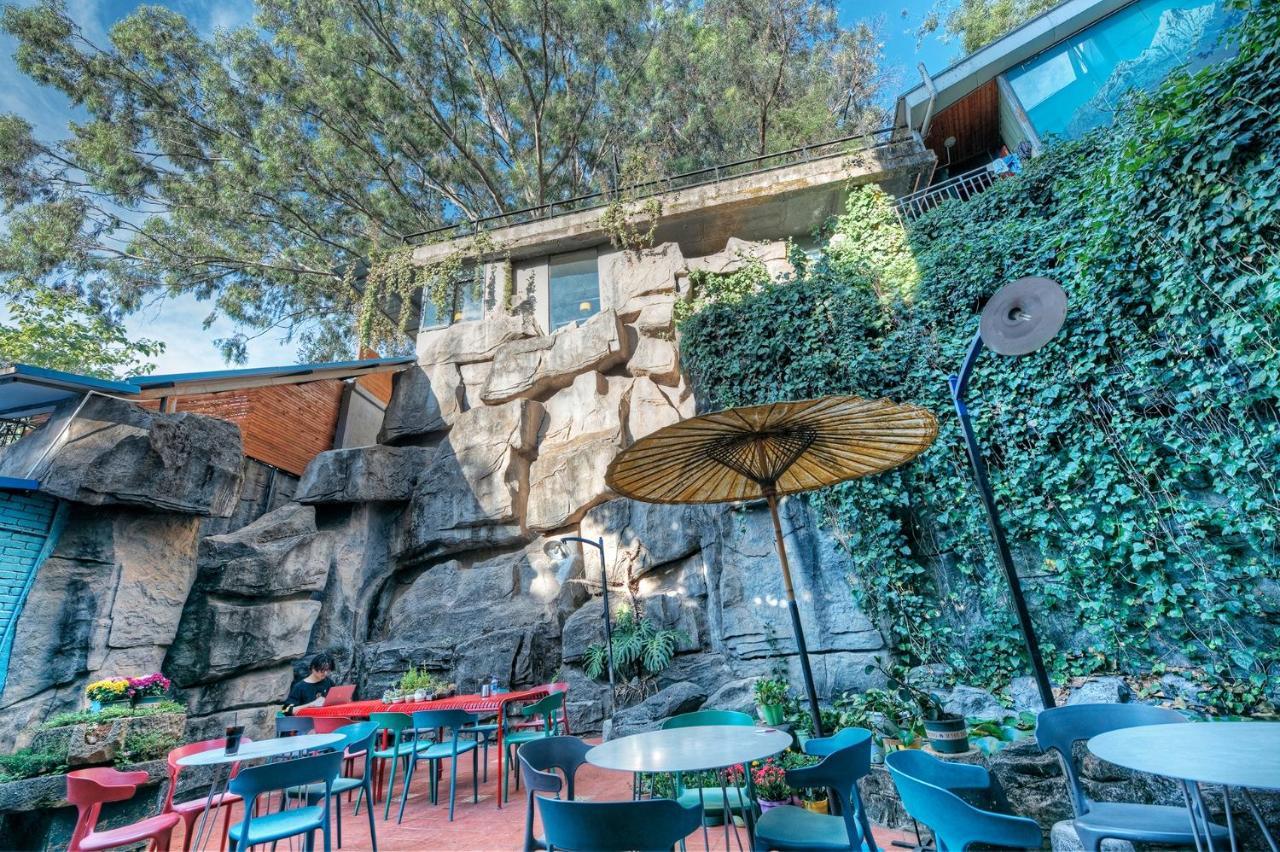 Kunming Upland International Youth Hostel Near The City Center ,2 Mins Walk To The Subway, 2 Mins Walk To The Green Lake, Close To Yuan Tong Temple, Old Street, Yunnan University, Convenient Payment And Visa Cards Are Accepted Exterior photo