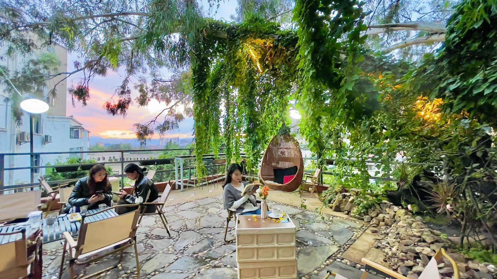 Kunming Upland International Youth Hostel Near The City Center ,2 Mins Walk To The Subway, 2 Mins Walk To The Green Lake, Close To Yuan Tong Temple, Old Street, Yunnan University, Convenient Payment And Visa Cards Are Accepted Exterior photo