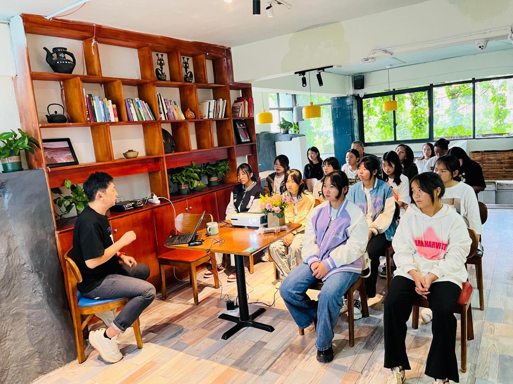 Kunming Upland International Youth Hostel Near The City Center ,2 Mins Walk To The Subway, 2 Mins Walk To The Green Lake, Close To Yuan Tong Temple, Old Street, Yunnan University, English-Speaking Service Convenient Payment And Visa Cards Are Accepte Exterior photo